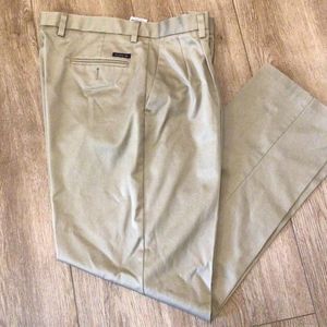 Men's Dockers pleat front khaki trousers, size 36W/34L, 100% cotton, style D4. 